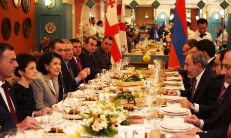 Как армянский премьер президента Грузии толмой кормил