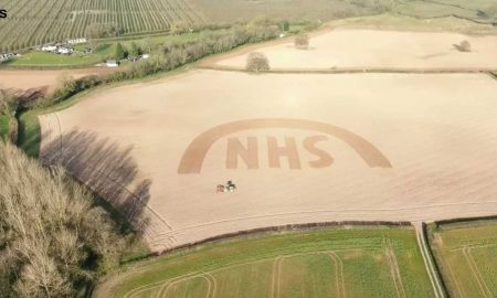 Британский фермер нарисовал в поле благодарность медикам