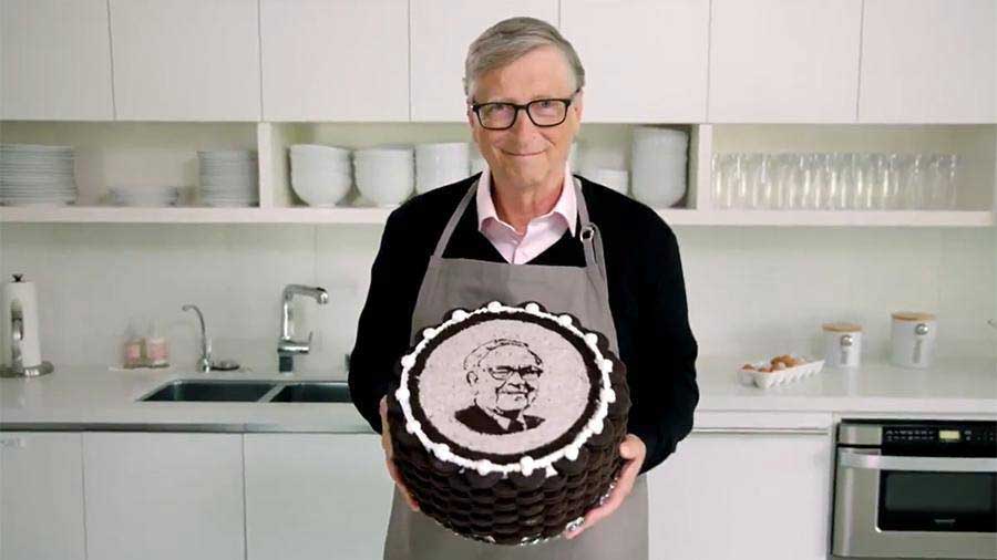 Билл Гейтс испек торт к 90-летию Баффетта