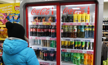 Coca-Cola и PepsiCo уберут названия брендов с холодильников в местах торговли в России
