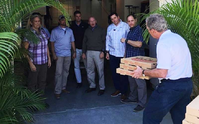 Буш-младший накормил пиццей охрану, оставшуюся без зарплаты