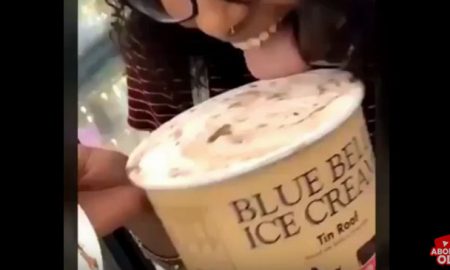 Работница магазина втайне пробовала мороженое, чем разгневала сети