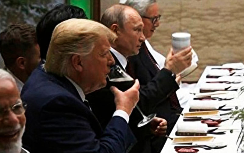 G20 в Осаке: Путин пришёл на ужин со своим термосом