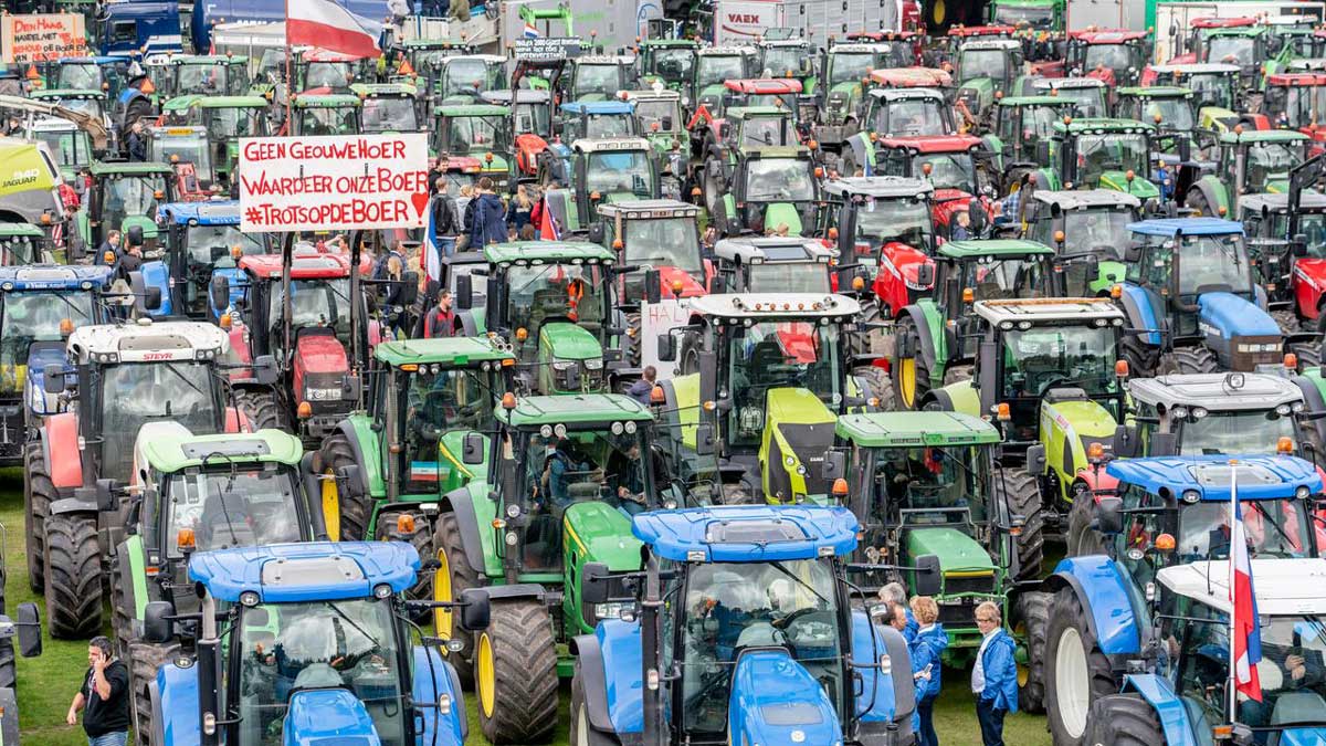 В Нидерландах фермеры на тракторах устроили марш в защиту своей репутации