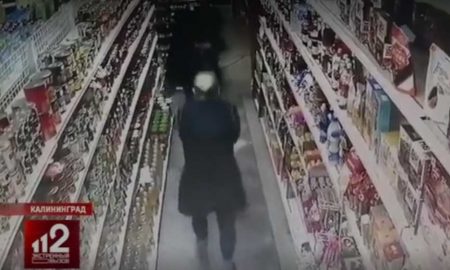 Продавщица защищалась от вооруженного грабителя замороженной курицей
