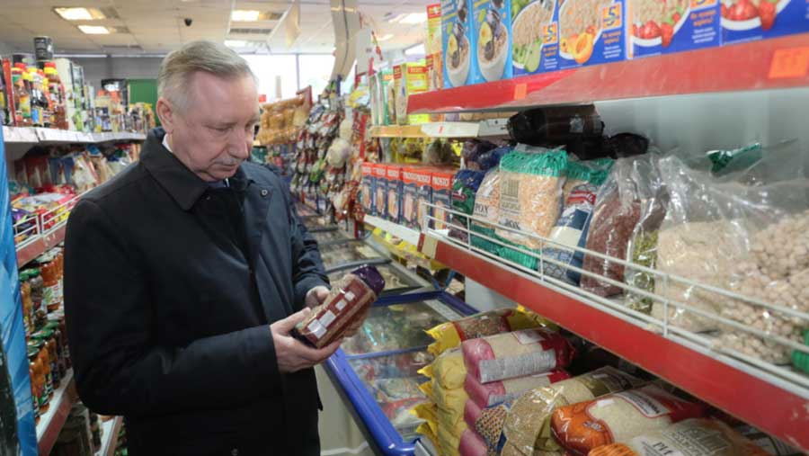 "Не надо впадать в панику!": Губернатор Петербурга проверил полки продмагазинов