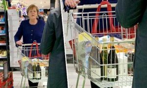Меркель застали за покупкой вина и туалетной бумаги в магазине