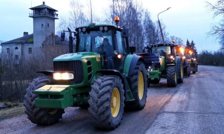 Недовольные реформой фермеры Латвии блокируют дороги