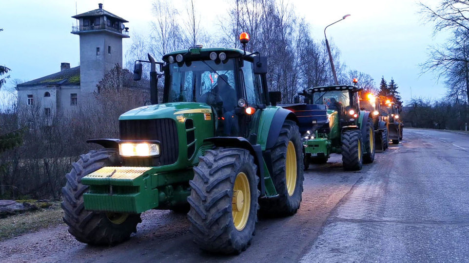 Недовольные реформой фермеры Латвии блокируют дороги