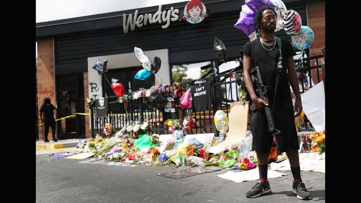 В США снесли расположенный рядом с местом убийства чернокожего ресторан