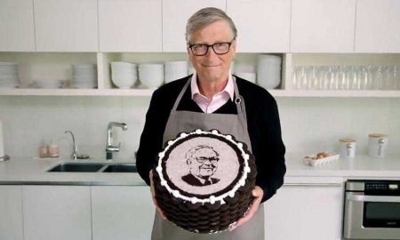Билл Гейтс испек торт к 90-летию Баффетта