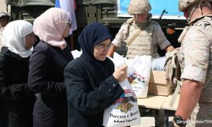 Российские военные раздают в Сирии продукты