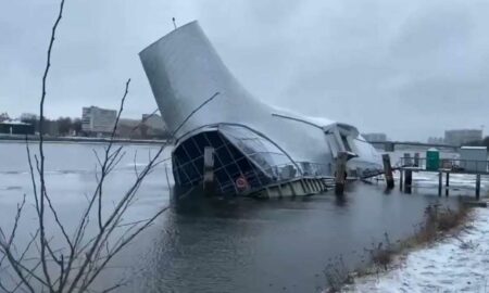 Несогласованный плавучий ресторан «Серебряный кит» решил уйти под воду