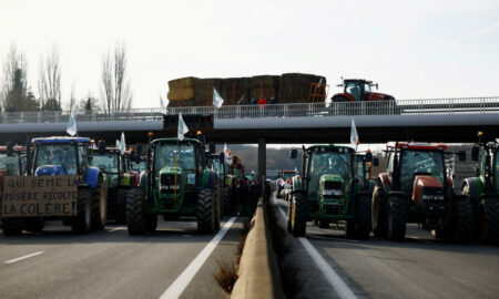 Протестующие фермеры во Франции окружили Париж
